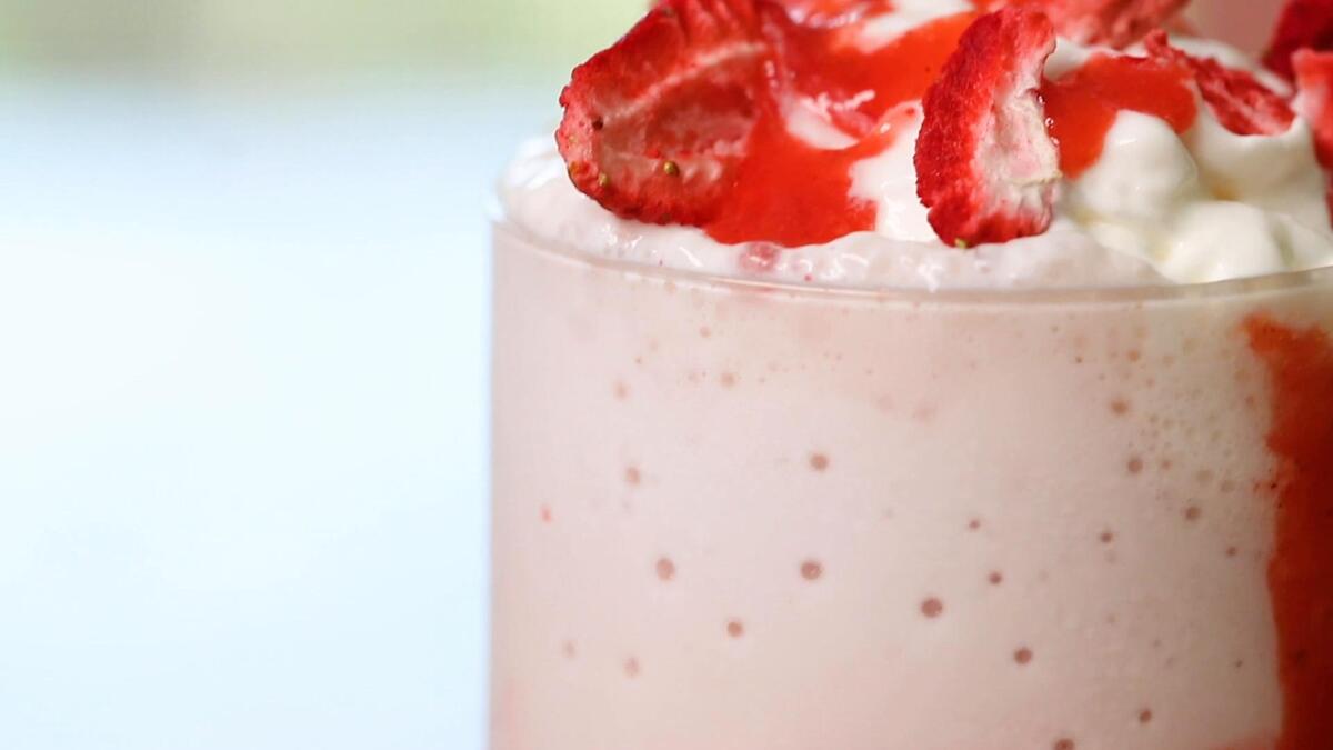 Mencoba Minuman Viral dengan Nama Unik: ‘Strawberry Cheesecake Frappuccino’